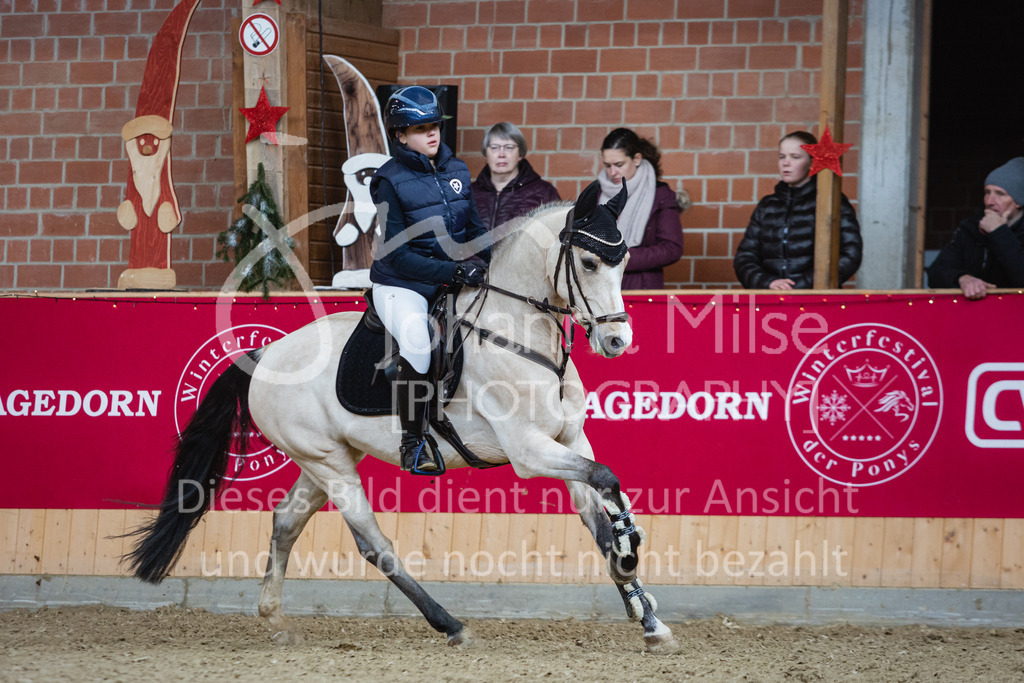 221127_Winterfestival_L-Spr_HPTTY-242 | Deine schönsten Turniermomente als professionelle Fotos! Entdecke hochwertige Pferdesport-Fotografie im Online-Shop. Jetzt Fotos finden & bestellen!