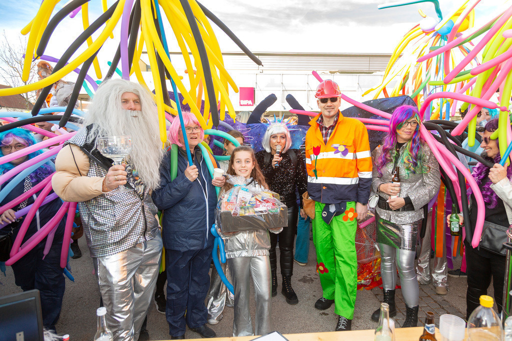 Umzug2025-237_9979 | Fotostrecke: FASCHINGSUMZUG 2025 in Loosdorf. 22 Masken(gruppen)-Teilnehmer: Loosdorfer Vereine, Wirtschaftstreibende, Gemeindeabordnungen sowie Kreditinstitute. rund 700 Besucher entlang der Hauptstrasse. Veranstaltungs-Sicherung durch Mannschaft der FF-Loosdorf mit schwerem Gerät. Maskenprämierung am EKZ-Platz durch Bgm. Thomas Vasku in den Kategorien: Bester Festwagen (Fa. gkonzept-Groissenberger; Beste Personengruppe-ASK-Loosdorf; Beste Einzelperson; Weiteste Anreise-FF Schollach;