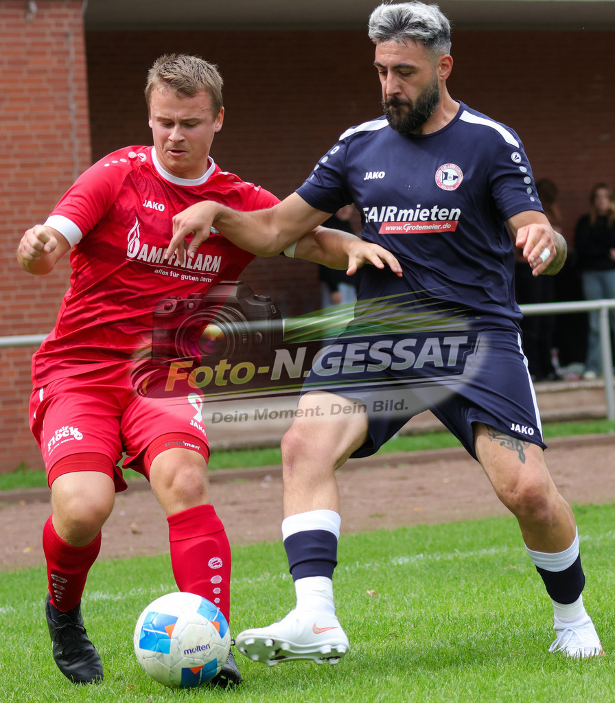 Bünder SV - VfL Holsen | Auf dem Bild zu sehen: rot Bünder SV: Robin Luca Wolf ; blau VfL Holsen: Nusret Sarialtin Bünder SV, VfL Holsen, Saison 26/27, Kreisliga A, Bünde, Deutschland - Realisiert mit Pictrs.com