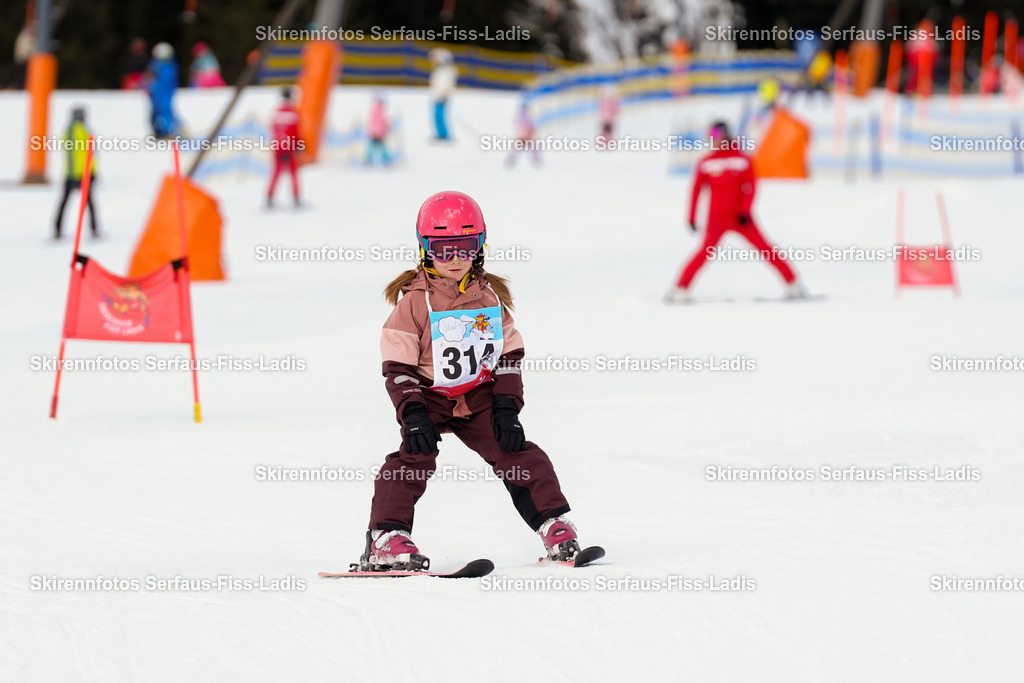 SRF_02.01.2026_0477 | Skirennfotos,Serfaus,Fiss,Ladis,Kinderskirennen,Winter,Tirol,Oberland,skirace,SFL,feelfree,weil wir's genießen,ski,Ski,skifahren,Sonnenplateau, - Realisiert mit Pictrs.com