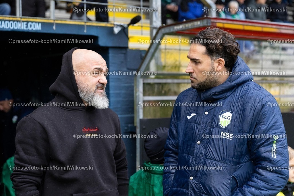 xKWIx26102501002 | 26.10.2025, xkwix, Fußball, Regionalliga West, FC Gütersloh - Sportfreunde Siegen, Ohlendorf Stadion im Heidewald: Julian Hesse (Trainer FC Gütersloh) im Gespräch mit Thorsten Nehrbauer (Sportfreunde Siegen Trainer) 