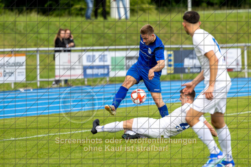 20250529_181535_0199 | #,  VfL Kirchheim (blau) vs. 1.FC Eislingen (weiß), Fußball, Bezirkspokal Finale - Bezirk Neckar/Fils, 2024/2025, Rasenplatz VfL Stadion Kirchheim, Jesinger Straße 105, 73230 Kirchheim, 29.05.2025 - 16:30 Uhr,Foto: PhotoPeet-Sportfotografie/Peter Harich