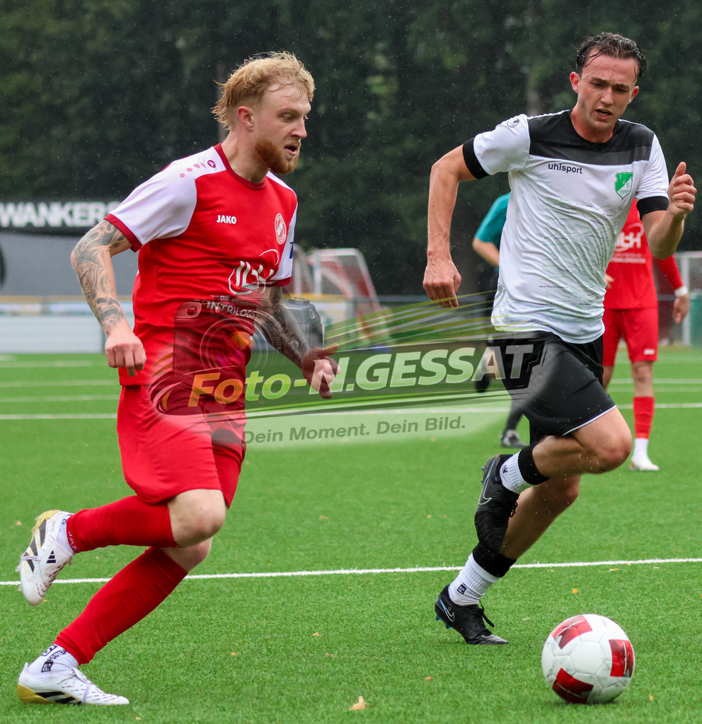 FC RW Kirchlengern - Post TSV Detmold | Auf dem Bild zu sehen: Rot FC RW Kirchlengern: Jan Luka Kollmeier ; weiß TuS Ahmsen: Louis Schröder FC RW Kirchlengern, TuS Ahmsen, Saison 26/27, Testspiel, Deutschland - Realisiert mit Pictrs.com