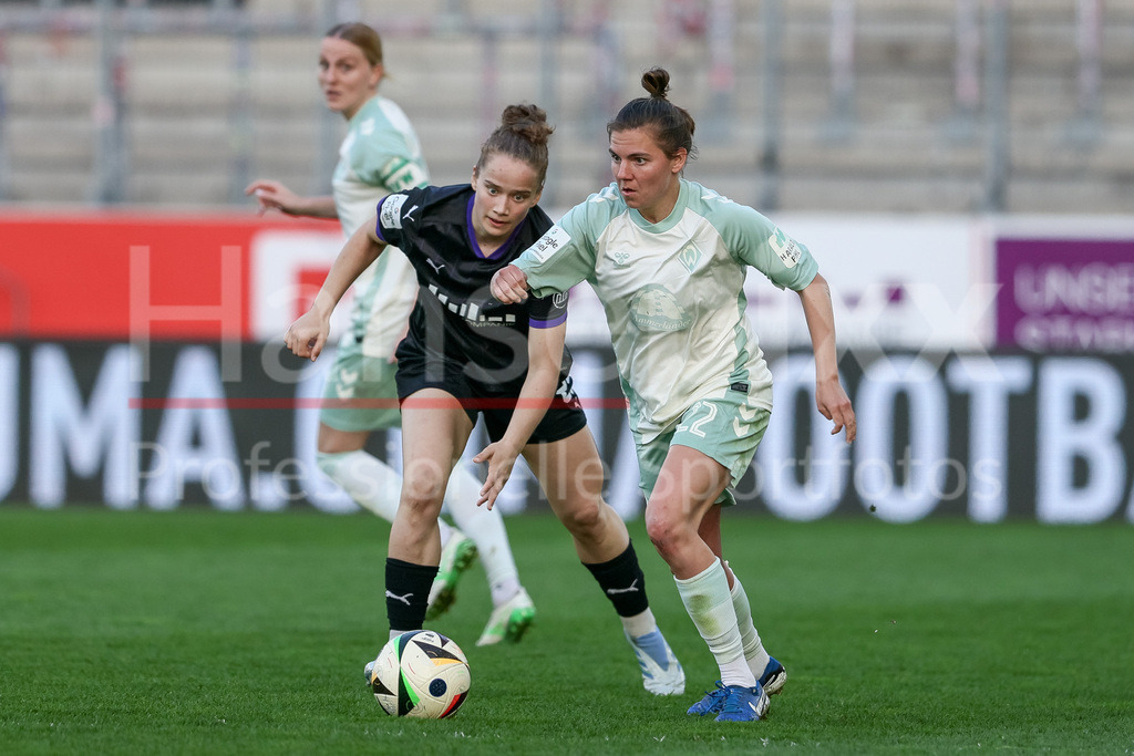 Fussball, Google Pixel Frauen-Bundesliga, SGS Essen - SV Werder Bremen | v.li.: Paulina Platner (SGS Essen, 25) und Rieke Dieckmann (SV Werder Bremen, 22) im Zweikampf, Duell, Dynamik, Aktion, Action, Spielszene, DIE DFB-RICHTLINIEN UNTERSAGEN JEGLICHE NUTZUNG VON FOTOS ALS SEQUENZBILDER UND/ODER VIDEOÄHNLICHE FOTOSTRECKEN. DFB REGULATIONS PROHIBIT ANY USE OF PHOTOGRAPHS AS IMAGE SEQUENCES AND/OR QUASI-VIDEO.