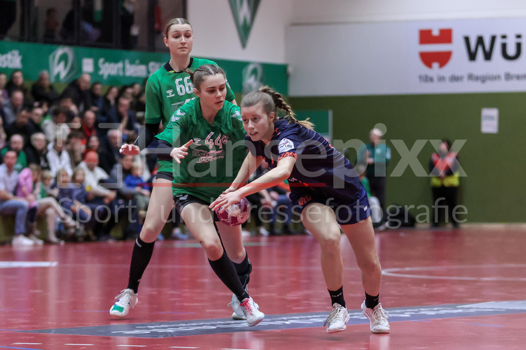 Handball, 2. Bundesliga Frauen, SV Werder Bremen - 1. FSV Mainz 05 | v.li.: Chiara Thorn (SV Werder Bremen, 44) und Anna Weidle (1. FSV Mainz 05, 3) im Zweikampf, Duell, Spielszene, Aktion, Action