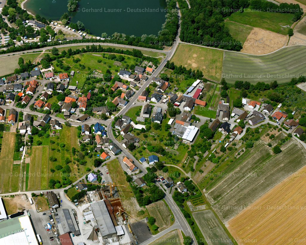2526216 | Oberbruch BüHL 01.08.2005 Landwirtschaftliche Nutzflächen und Feldgrenzen  umsäumen das Siedlungsgebiet des Dorfes in Bühl im Bundesland Baden-Württemberg, Deutschland // Agricultural land and field boundaries surround the settlement area of the village  in Bühl in the state Baden-Wuerttemberg, Germany Foto: Gerhard Launer