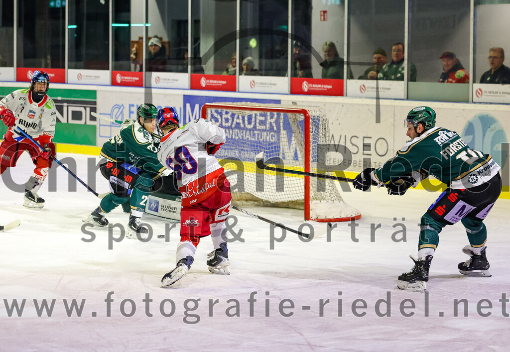 2026-01-18_110_TSV_Erding_gegen_Selber_Woelfe | Erding, Deutschland, 18.01.2026:Eishockey, Oberliga Süd 2025 / 2026, 38. Spieltag, TSV Erding gegen Selber Wölfe, Endergebnis: 2:3 n.V.Mark Waldhausen (Erding Gladiators, #27), Felix Bauer (Selber Wölfe, #50), Maximilian Forster (Erding Gladiators, #81)Foto: Christian Riedel / fotografie-riedel.net