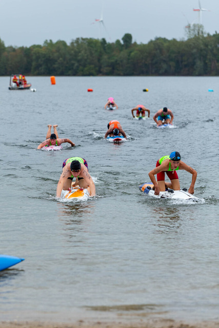 DLRG, Rettungssport, Beach- & Oceanevents, NRW-Landesmeisterschaften Freiwasser Rettungssport 2026 20.09.2026 | Kalkar-Wissel, Deutschland - September, 20: Impressionen der 7. NRW-Landesmeisterschaften Freiwasser Rettungssport 2026 im Naturbad Wisseler See (Foto: Benedikt Lang (DLRG)) - Realisiert mit Pictrs.com