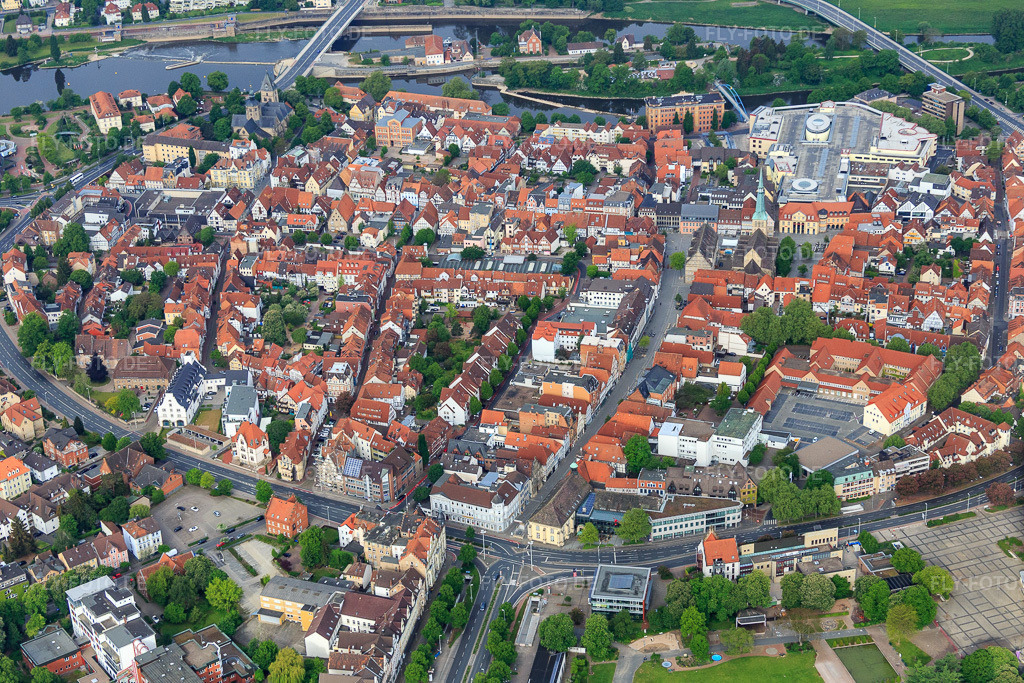 Luftbild: Historischer Altstadt von Osten in Hameln im Bundesland Niedersachsen in Deutschland. Foto: IMG_079429.jpg vom 24.05.2015 durch Werner Riehm/FLY-FOTO.de