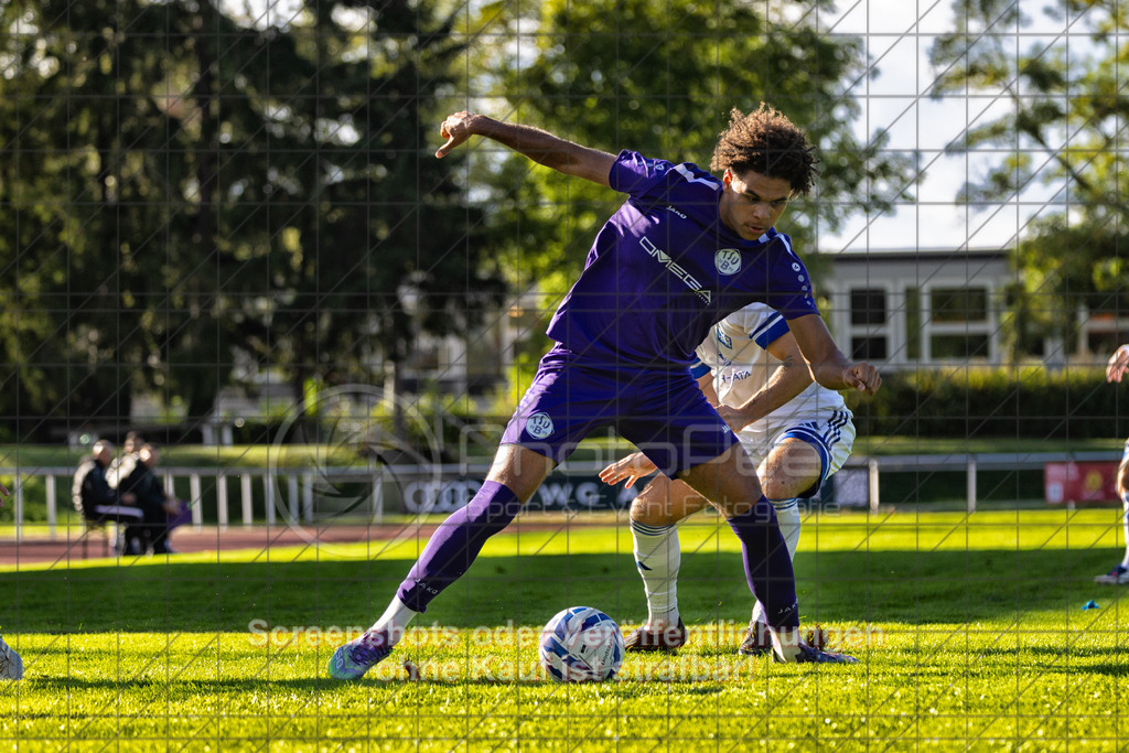 20261010_161121_0347-Bearbeitet_(c)_by_PhotoPeet | #,1.FC Eislingen (weiß) vs. TSV Bernhausen (lila), Fussball, Landesliga 2 - wfv, 11. Spieltag, Saison 2026/2027, Rasenplatz, Eichbachstation, Haldenstraße, 73054 Eislingen, 10.10.2026 - 15:30 Uhr,Foto: PhotoPeet / Sport- &amp; Eventfotografie / Peter Harich