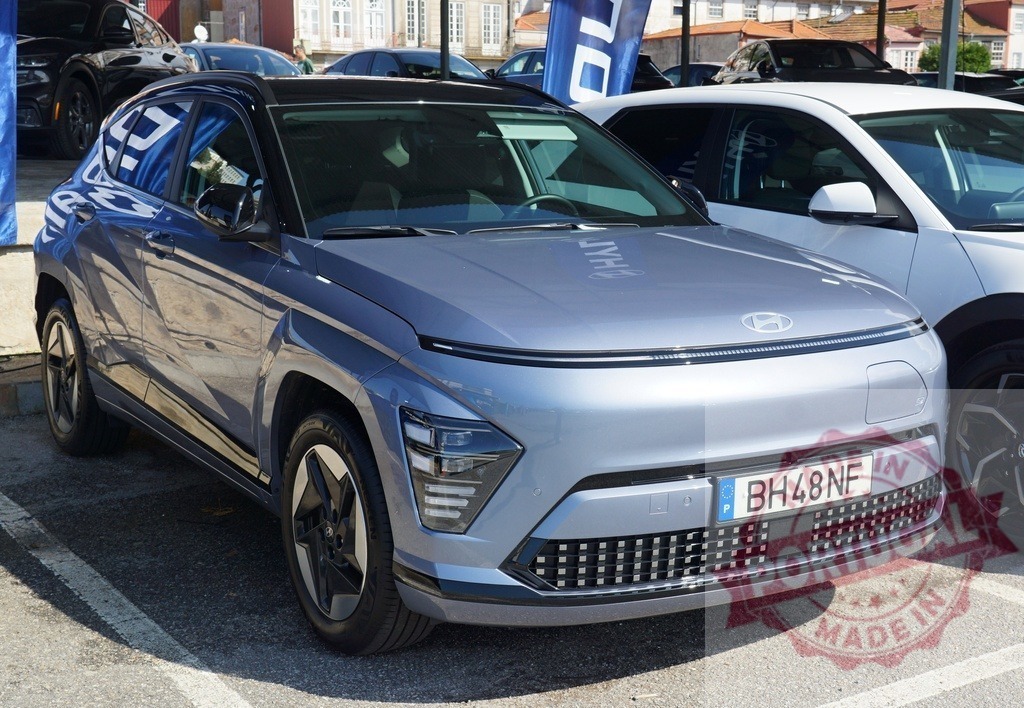Hyundai Kona Electric parking in outdoor car lot | Hyundai Kona Electric car displaying modern design and electric vehicle technology - Realisiert mit Pictrs.com