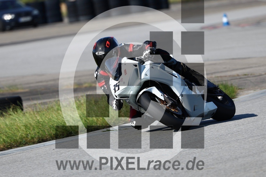 0035-20240921_10857 | Schöne Erinnerungen an spannende Momente - das festzuhalten ist unser Job. PIXELrace.de ist seit 2003 auf den Rennstrecken Europas unterwegs um die Action draußen beim Fahren und die wunderbare Stimmung imm Fahrerlager für euch einzufangen.