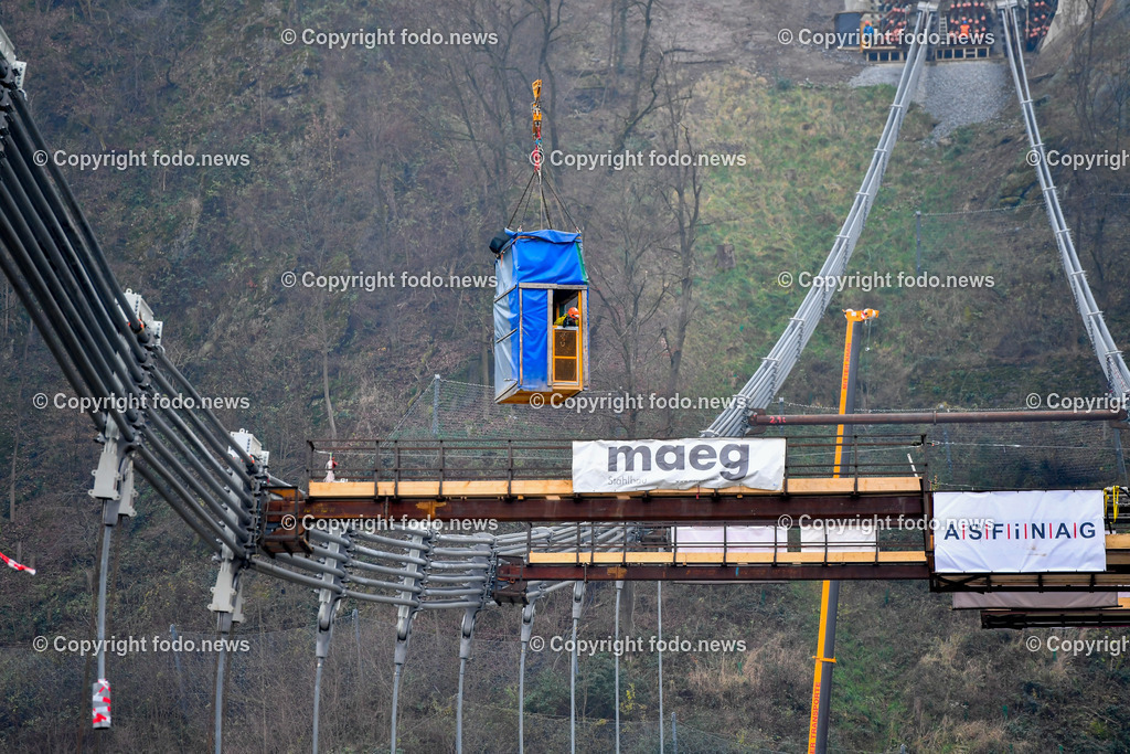 Westring A26_ erster Brueckenteil Westringbruecke_ 01.12.2022-9 | 01.12.2022, Westring A26, AUT, Westring A26, erster Brueckenteil Westringbruecke, im Bild Transportschiff mit Brueckenteil auf der Donau, Transportgondel