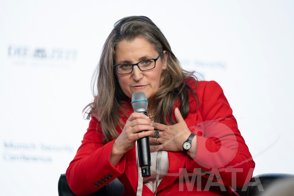 _DWA3031 | Die MSC Security and Literature Series der Münchner Sicherheitskonferenz wird von der ZEIT mitveranstaltet und vom Literaturhaus München unterstützt. Am Donnerstag, 12. Februar (19-20 Uhr), spricht Autor Serhiy Zhadan aus Charkiw mit Chrystia Freeland, Sonderbeauftragte für den Wiederaufbau der Ukraine und ehemalige stellvertretende Premierministerin Kanadas, über die Zukunft der Ukraine - Realisiert mit Pictrs.com