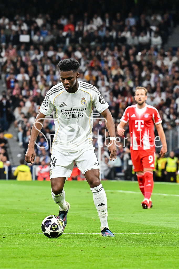 Real Madrid - FC Bayern München | MADRID, SPAIN - 07. APRIL: with Ball Aurelien TCHOUAMENI (Real Madrid 14) during the UEFA Champions League match between Real Madrid vs. FC Bayern Munich on Quarterfinal first leg at Estadio Santiago Bernabeu