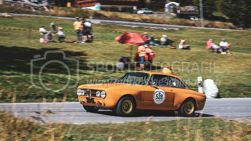 19. Arosa ClassicCar 2023 - 2. September 2023 | 19. Arosa ClassicCar 2023
Arosa, Schweiz
Hanimann Peter aus Forch mit der Startnummer 528 in einem Alfa Romeo 1750 GTV GTAM, Jahrgang 1971, in der Klasse Competition.
@arosaclassiccar, @arosa.official, #arosaclassiccar, #arosa, #76curves, #classiccar
Bild: Sportfotografie Markus Aeschimann | www.markus-aeschimann.ch - Realisiert mit Pictrs.com