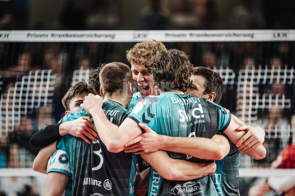 Volleyball | Herren | Saison 2025/2026 | 1. Volleyball Bundesliga Männer | DVV Pokal Halbfinale | SVG Lüneburg vs. SWD powervolleys Düren | 16.12.2025 | Düren jubelt, in der Mitte Siebe Korenblek (#12, SWD powervolleys Düren)