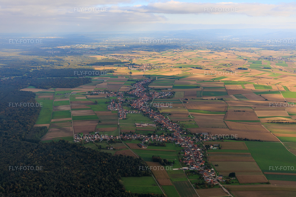 Luftbild: Ortsansicht aus Nordwesten in Schleithal im Bundesland Bas-Rhin in Frankreich. Foto: IMG_150115.jpg vom 11.10.2025 durch Werner Riehm/FLY-FOTO.de
