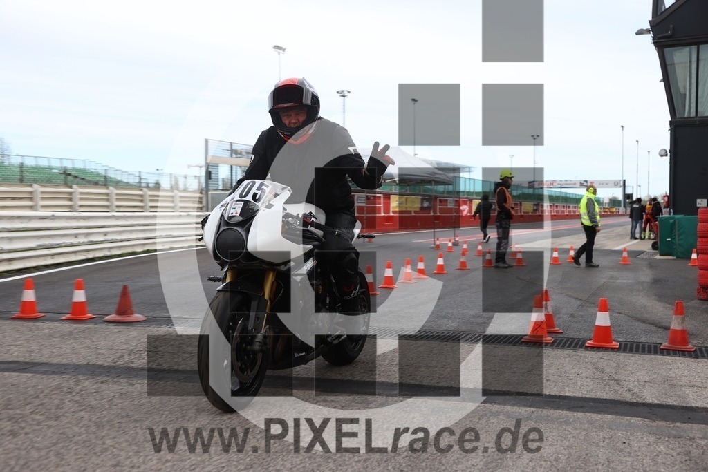 0205-20260331_00404 | Schöne Erinnerungen an spannende Momente - das festzuhalten ist unser Job. PIXELrace.de ist seit 2003 auf den Rennstrecken Europas unterwegs um die Action draußen beim Fahren und die wunderbare Stimmung imm Fahrerlager für euch einzufangen.