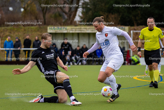 Fußball I Herren I Saison 2025-2026 I Landesfreundschaftsspiel I SC Rönnau - SSG Rot-Schwarz Kiel 110 | v.l. Ruven Seydel (25, SC Rönnau), Ben-Joel Jarik (26, SSG Rot-Schwarz Kiel) - Realisiert mit Pictrs.com