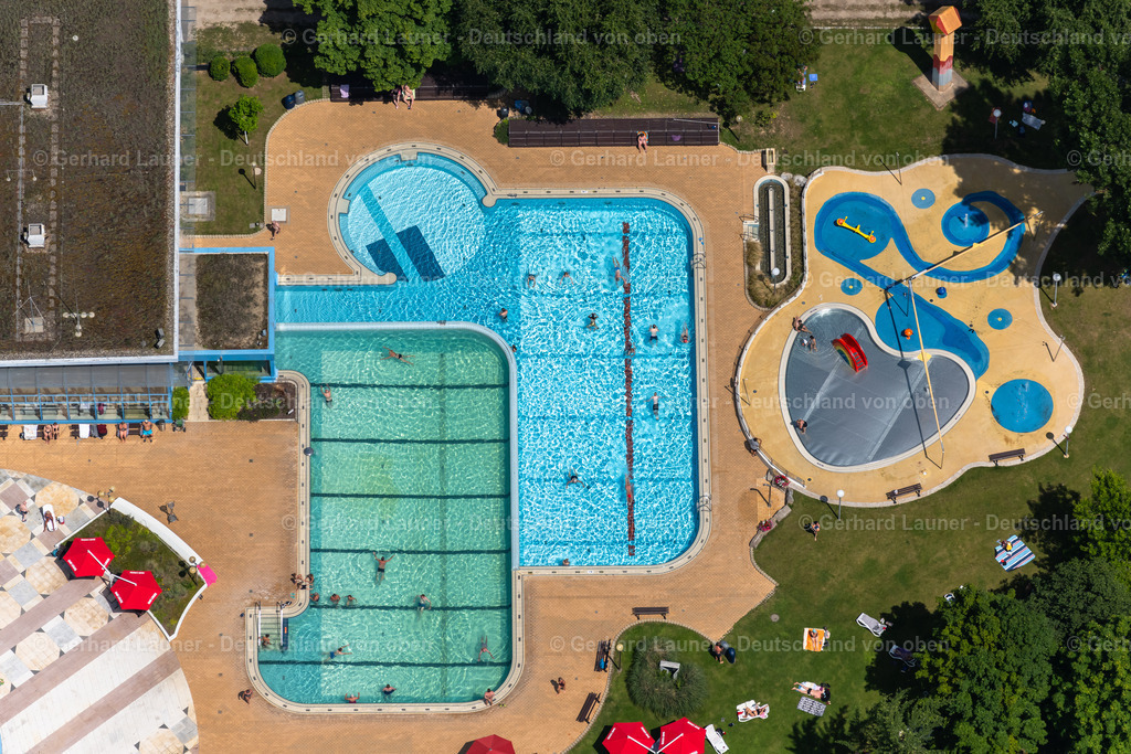4046525 | STUTTGART 19.07.2021 Therme und Schwimmbecken am Freibad der Freizeiteinrichtung "Mineralbad Leuze" Am Leuzebad im Ortsteil Berg in Stuttgart im Bundesland Baden-Württemberg, Deutschland. Weiterführende Informationen bei: Bäderbetriebe Stuttgart - Eigenbetrieb der Landeshauptstadt Stuttgart. // Spa and swimming pools at the swimming pool of the leisure facility "Mineralbad Leuze" Am Leuzebad in the district Berg in Stuttgart in the state Baden-Wurttemberg, Germany. Further information at: Baederbetriebe Stuttgart - Eigenbetrieb der Landeshauptstadt Stuttgart. Foto: Gerhard Launer