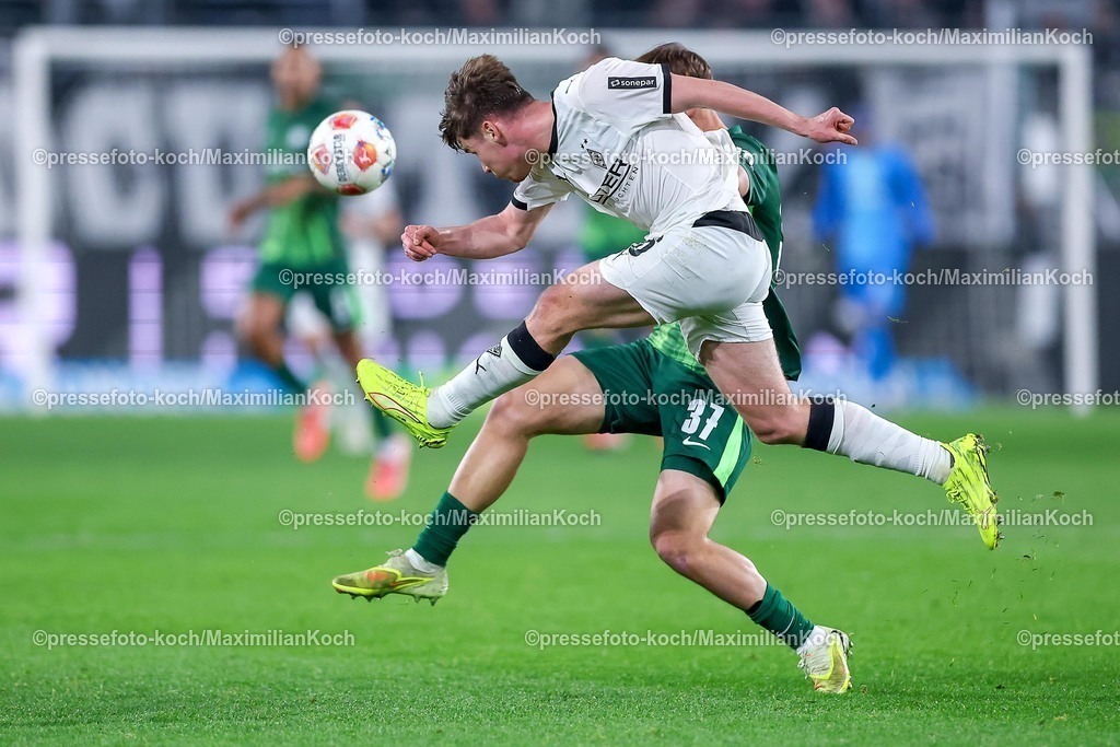 BMG13122502195 | 13.12.2025, Fußball, Borussia Mönchengladbach - VfL Wolfsburg, 1. Fußball Bundesliga, 14.Spieltag, Borussia-Park, Saison 2025 2026: Lukas Ullrich&nbsp;(Borussia Mönchengladbach #26) im Zweikampf gegen Pharell Hensel (VfL Wolfsburg #37) DFB regulations prohibit any use of photographs as image sequences and or quasi-video.