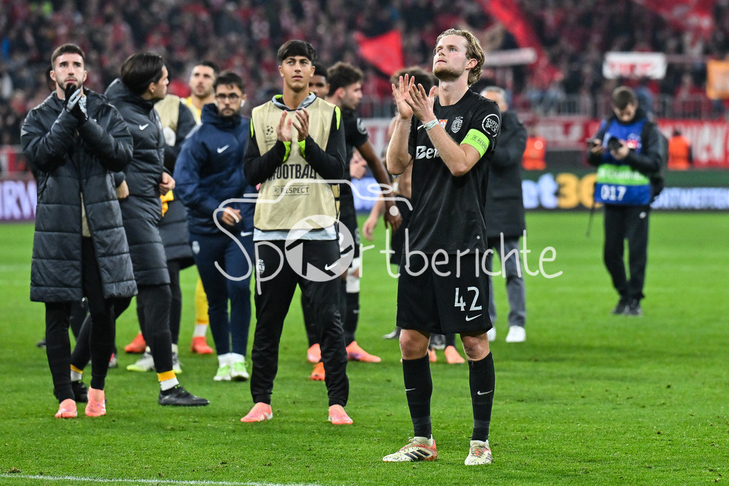 FC Bayern München - Sporting Lissabon | MUNICH, GERMANY - 09. DECEMBER: die Spieler der Portugiesen bedanken sich bei den mitgereisten Fans nach dem Match zwischen dem FC Bayern München und Sporting Lissabon am 6. Spieltag der UEFA Champions League Ligaphase in der Allianz Arena / Morten HJULMAND (Sporting CP 42)