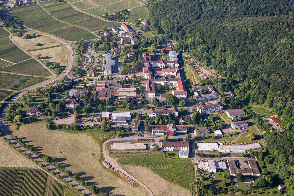 Klinikgelände des Krankenhauses  Klinik für Kinder-/Jugendpsychiatrie und -psychotherapie im Ortsteil Pfalzklinik Landeck | Luftbild: Klinikgelände des Krankenhauses  Klinik für Kinder-/Jugendpsychiatrie und -psychotherapie im Ortsteil Pfalzklinik Landeck in Klingenmünster im Bundesland Rheinland-Pfalz in Deutschland. Foto: IMG_080084.jpg vom 05.06.2015 durch Werner Riehm/FLY-FOTO.de - Realisiert mit Pictrs.com