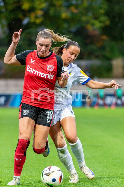 20241007NSZ_9841 | Zweikampf Karólina Vilhjámsdóttir (Bayer Leverkusen,No.18) und Nelly Juckel (Carl Zeiss Jena,No.31)DEU, Leverkusen, 07.10.2024 Fußball, Frauen, Google Pixel Frauen-Bundesliga, Saison 2024/2025, 5. Spieltag, Bayer 04 Leverkusen - FC Carl Zeiss JenaDIE DFB-RICHTLINIEN UNTERSAGEN JEGLICHE NUTZUNG VON FOTOS ALS SEQUENZBILDER UND/ODER VIDEOÄHNLICHE FOTOSTRECKEN - Realisiert mit Pictrs.com