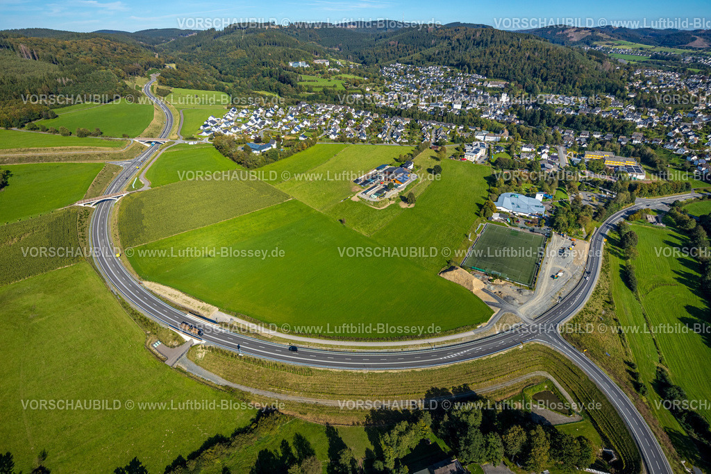 Schmallenberg230910723BadFredeburg | Luftbild, Baustelle und Neubau der Umgehungsstraße L776n Richtung Gellinghausen, SauerlandBad und Sportplatz, Fredeburg, Schmallenberg, Sauerland, Nordrhein-Westfalen, Deutschland