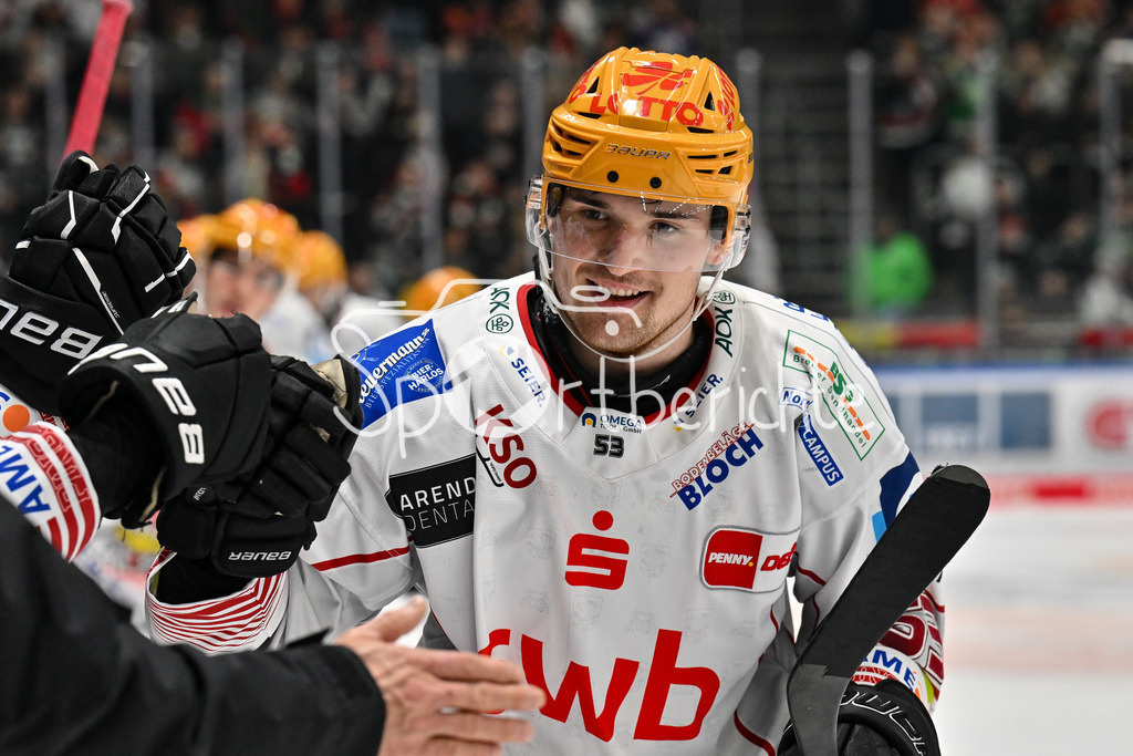 Augsburger Panther - Fischtown Pinguins | Jubel der Gaeste nach dem Treffer zum 0-5 durch Maxim RAUSCH (Fischtown Pinguins 53) / Freude / Happy / tor / torschuetze / DEL: Augsburger Panther - Fischtown Pinguins, Curt Frenzel Stadion am 08.01.2025