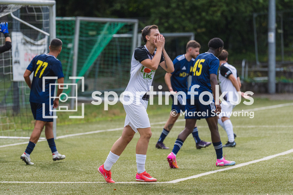 Wuppertaler Tennis-Stadtmeisterschaften | Florian Bost (TSV 05 Ronsdorf) enttäuscht nach einer vergebenen Chance. TSV 05 Ronsdorf gegen SC 1920 Oberhausen, Niederrheinpokal, 1. Runde, Kunstrasenplatz Sportplatz Parkstraße, Wuppertal, 09.08.2026. - Realisiert mit Pictrs.com