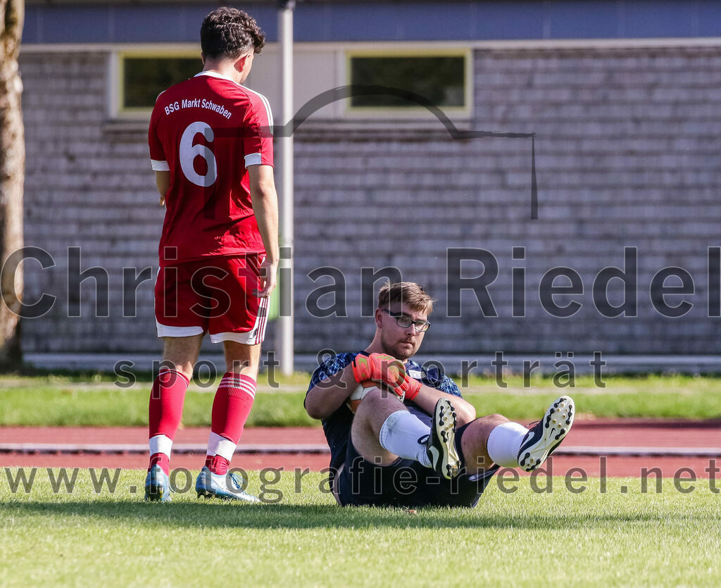 2023-08-19_093_SG_Markt_Schwaben_II_gegen_TSV_Ottobrunn_III | Markt Schwaben, Deutschland, 19.08.2023:
Fußball, C-Klasse 2023 / 2024, 1. Spieltag, (SG) Markt Schwaben II gegen TSV Ottobrunn III, Endergebnis: 0:4

Dardan Beqiraj (SG Markt Schwaben, #6), Torwart Santino Sperl (TSV Ottobrunn, #16)

Foto: Christian Riedel / fotografie-riedel.net