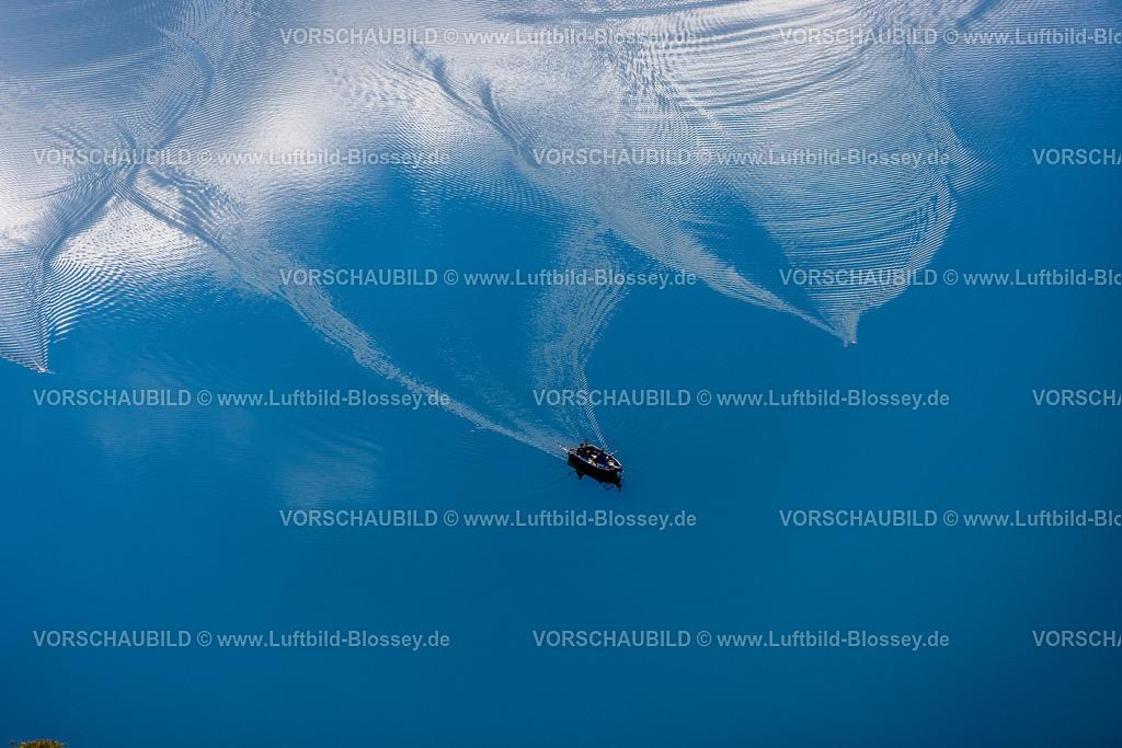 Meschede220901657 | Luftbild, Boot zieht Spuren im Wasser im Hennesee, Formen und Farben, Berghausen, Meschede, Sauerland, Nordrhein-Westfalen, Deutschland