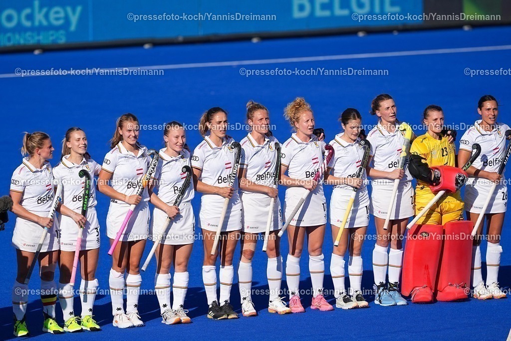 xydrx11082502013 | 11.08.2025, xydrx, Frauen EuroHockey Championship 2025, Gruppenphase, Gruppe B, England - Belgien, Sparkassenpark Mönchengladbach: Belgische Spielerinnen singen die Nationalhymne