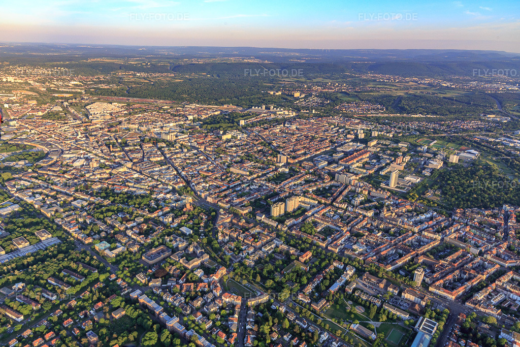 Luftbild: Stadüberrsicht aus Nordwesten im Ortsteil Innenstadt-West in Karlsruhe im Bundesland Baden-Württemberg in Deutschland. Foto: IMG_146724.jpg vom 14.05.2025 durch Werner Riehm/FLY-FOTO.de