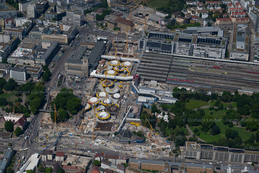 4034505 | STUTTGART 22.07.2020 Bauarbeiten zum Verkehrs- und Städtebauprojekt " Stuttgart 21 " in Stuttgart im Bundesland Baden-Württemberg. Weiterführende Informationen bei: DB Netz AG,  Deutsche Bahn AG,  Ed. Züblin AG,  GODEL-BETON GmbH,  HTG Ingenieurbüro für Bauwesen GmbH,  SÜLZLE Stahlpartner GmbH,  Vössing Ingenieurgesellschaft mbH,  ingenhoven architects. // Building of the main station of the railway and construction site for the development project "Stuttgart 21" in Stuttgart in the state of Baden-Wurttemberg. Further information at: DB Netz AG,  Deutsche Bahn AG,  Ed. Zueblin AG,  GODEL-BETON GmbH,  HTG Ingenieurbuero fuer Bauwesen GmbH,  SUeLZLE Stahlpartner GmbH,  Voessing Ingenieurgesellschaft mbH,  ingenhoven architects. Foto: Gerhard Launer