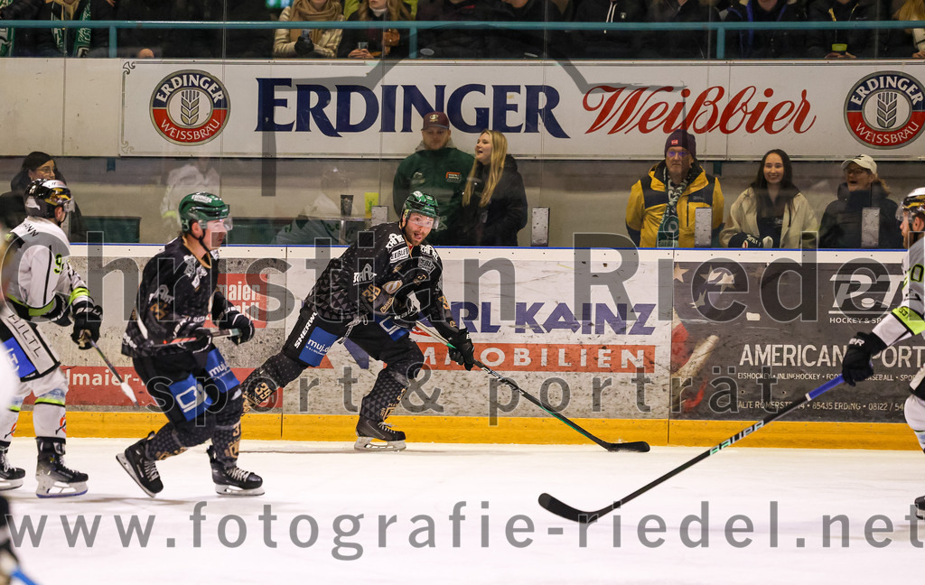 2024-02-23_108_TSV_Erding_gegen_ERSC_Amberg | Erding, Deutschland, 23.02.2024:
Eishockey, Bayernliga Playoffs 2023 / 2024, 3. Spieltag, TSV Erding gegen ERSC Amberg, Endergebnis: 2:3 n. V.

Thomas Matheson (Erding Gladiators, #37), Thomas Plihal (Erding Gladiators, #39)

Foto: Christian Riedel / fotografie-riedel.net
