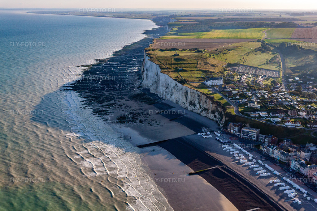 Vue aérienne: Falaises à Mers-les-Bains dans le département Somme, France. Photo: IMG_70804.jpg prise le 24/08/2014 par Werner Riehm/FLY-FOTO.eu – Résolution de l'original: 4752 x 3168 px