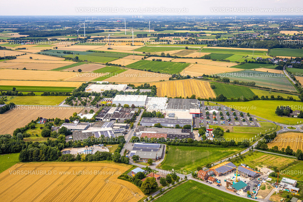 Werl240711660 | Luftbild, Gewerbegebiet Budberger Straße mit Möbel Turflon Werl, Kinderspielanlage Kinderland mit Zelt auf dem Parkplatz, Fernsicht Wiesen und Felder, Westbüderich, Werl, Soester Börde, Nordrhein-Westfalen, Deutschland