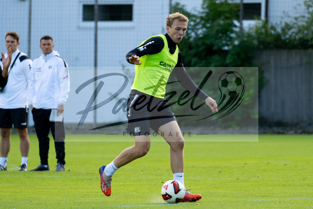 20260909_TRAOSN_0002 | Fußball, Herren: Leon Opitz (VfL Osnabrück) in Aktion, am Ball, Einzelaktion beim Training des VfL Osnabrück am 09.09.2026 im Sportpark Illoshöhe in Osnabrück, Deutschland.(Foto von Nico Paetzel) - Realisiert mit Pictrs.com