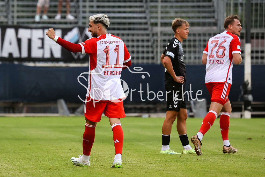SV Wacker Burghausen - FC Bayern Amateure | Wieder jubeln die kleinen Bayern / Der Treffer zum 0-2 druch Dion BERISHA (FCB #11) / Jubel / Freude / Tor