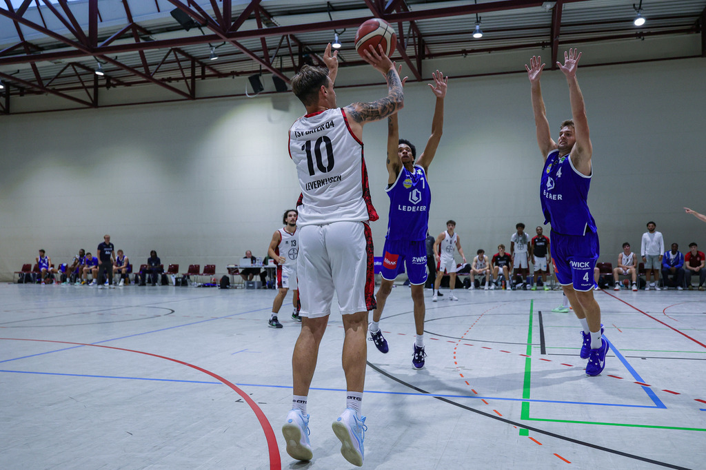 Regio Test BAYER GIANTS vs EN Baskets Schwelm-64 | Fotos von Basketballspielen aus dem Raum NRW fotografiert von Gero Mueller-Laschet und Daniel Schaefer - Realisiert mit Pictrs.com