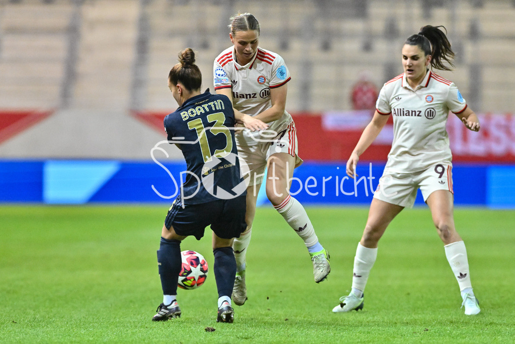 FC Bayern München Frauen - Juventus Turin Frauen | v. l. Lisa BOATTIN (Juventus FC Frauen 13), Klara BUEHL (FCB #17) und Jovana DAMNJAVOVIC (FCB #9) / Duell / Womens Champions League: FC Bayern Frauen - Juventus FC, FC Bayern Campus am 12.12.2024