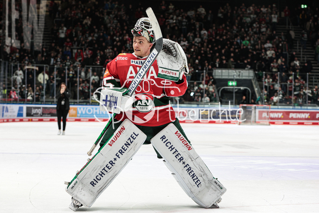 Augsburger Panther - Adler Mannheim | Markus KELLER (AEV #35) bedankt sich bei den Zuschauern
