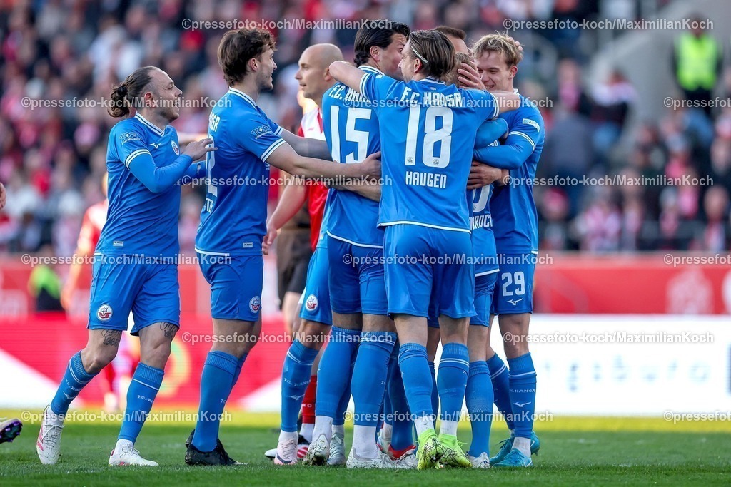 RWE06042501030 | 2025.04.06, Fußball, 3.Liga, Rot-Weiss Essen - FC Hansa Rostock, Stadion Hafenstraße, Saison 2024 2025: Torjubel nach dem Tor zum 1:0 durch Torschütze Cedric Harenbrock (FC Hansa Rostock #08) DFB regulations prohibit any use of photographs as image sequences and or quasi-video.