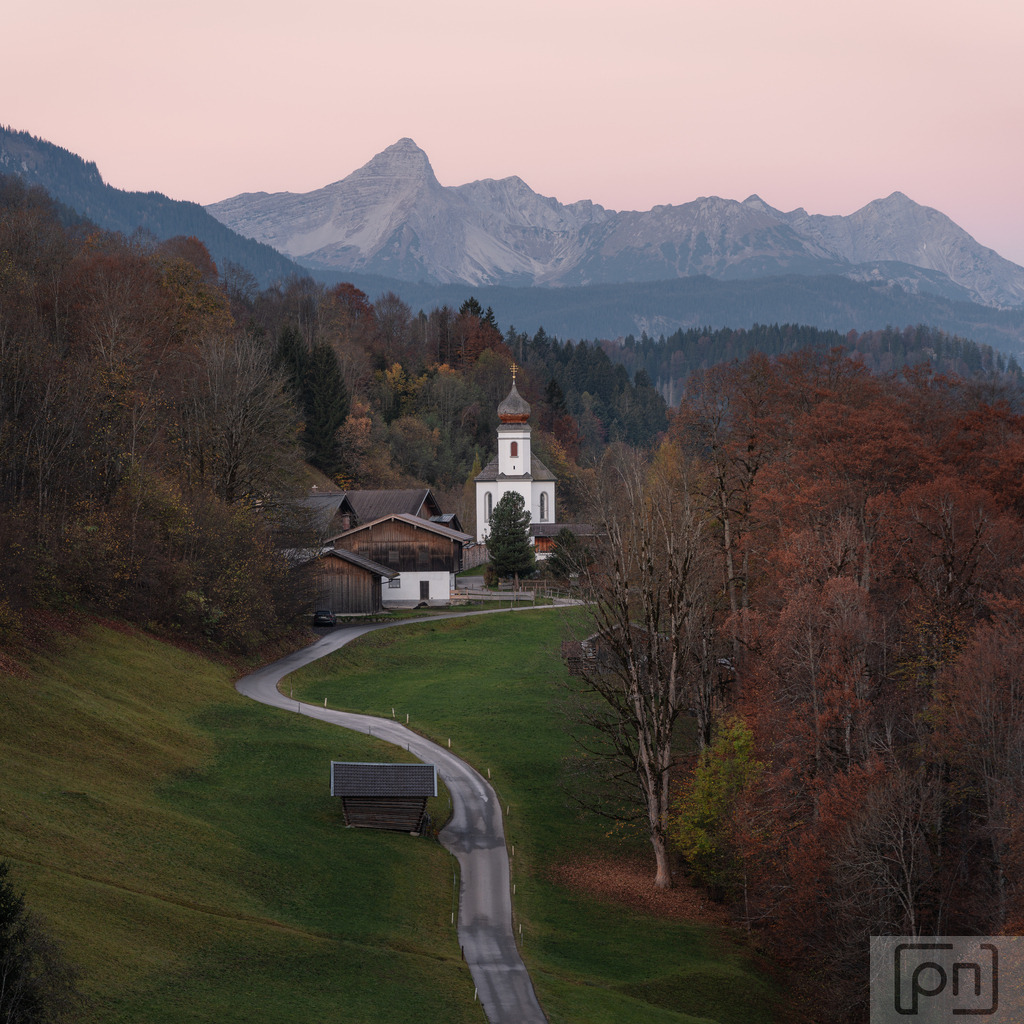 St. Anna Kirche in Wamberg | St. Anna Kirche in Wamberg, die auch im späten Herbst noch eine besondere Stimmung ausstrahlt. Leider war ich etwas zu spät für die volle Farbenpracht, aber die herbstlichen Töne, die noch da waren, haben der Kulisse eine ganz besondere, ruhige Atmosphäre verliehen. Die abgelegene Lage der Kirche und der Blick auf die umliegenden Berge machen diesen Ort einfach magisch – egal zu welcher Jahreszeit.