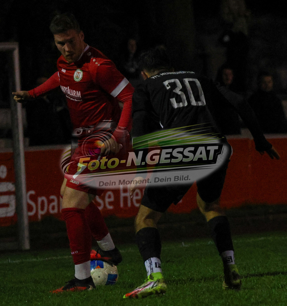 Bünder SV - VfL Mennighüffen | Auf dem Bild zu sehen: rot Bünder SV: Fabian Schnelle ; schwarz VfL Mennighüffen: Andrih Moussa Bünder SV, VfL Mennighüffen, Saison 26/27, Kreispokal, Viertelfinale, Bünde, Deutschland - Realisiert mit Pictrs.com