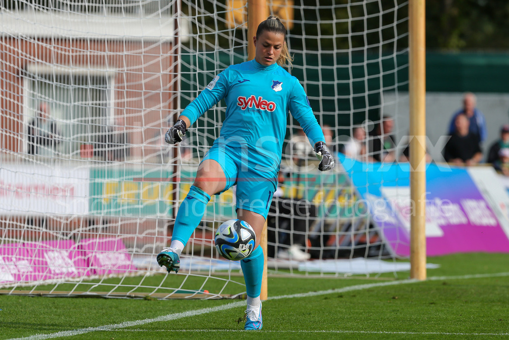 Fussball, Google Pixel Frauen-Bundesliga, SV Werder Bremen - TSG 1899 Hoffenheim | v.li.: Martina Tufekovic (Torwart, Torhüterin, TSG 1899 Hoffenheim, 1) Freisteller, Einzelbild, Ganzkörper, Aktion, Action, Spielszene, DIE DFB-RICHTLINIEN UNTERSAGEN JEGLICHE NUTZUNG VON FOTOS ALS SEQUENZBILDER UND/ODER VIDEOÄHNLICHE FOTOSTRECKEN. DFB REGULATIONS PROHIBIT ANY USE OF PHOTOGRAPHS AS IMAGE SEQUENCES AND/OR QUASI-VIDEO.