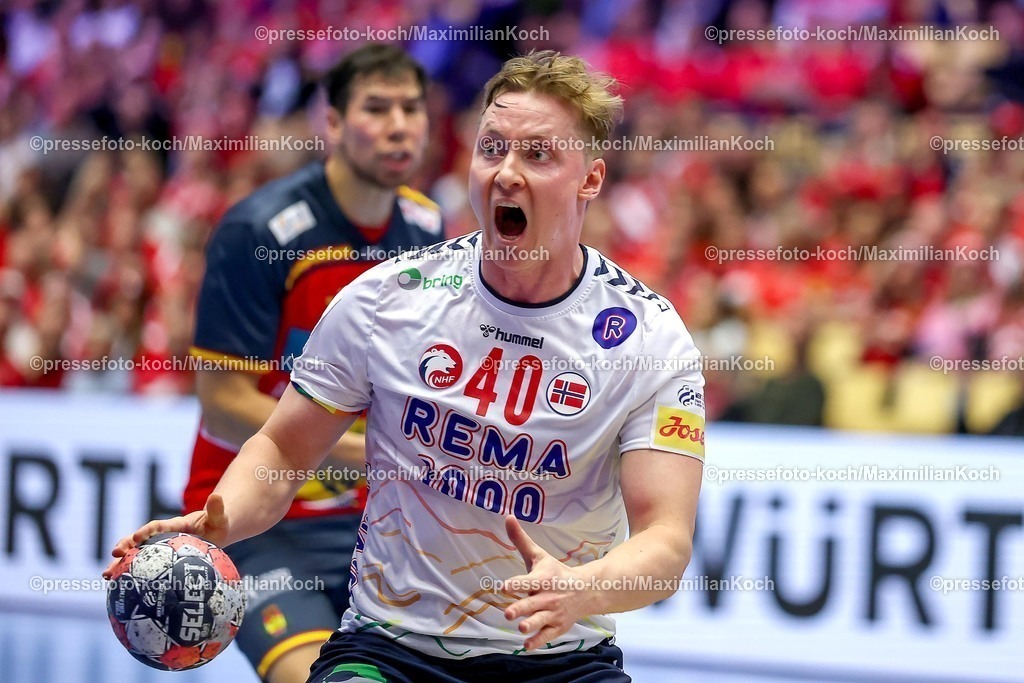 EHF22012602092 | 22.01.2026, Handball, Men's EHF EURO 2026, Spanien - Norwegen, Jyske Bank Boxen in Herning, Dänemark, Main Round:  August Baskar Pedersen (Norway #40) gestikulierend auf dem Spielfeld  